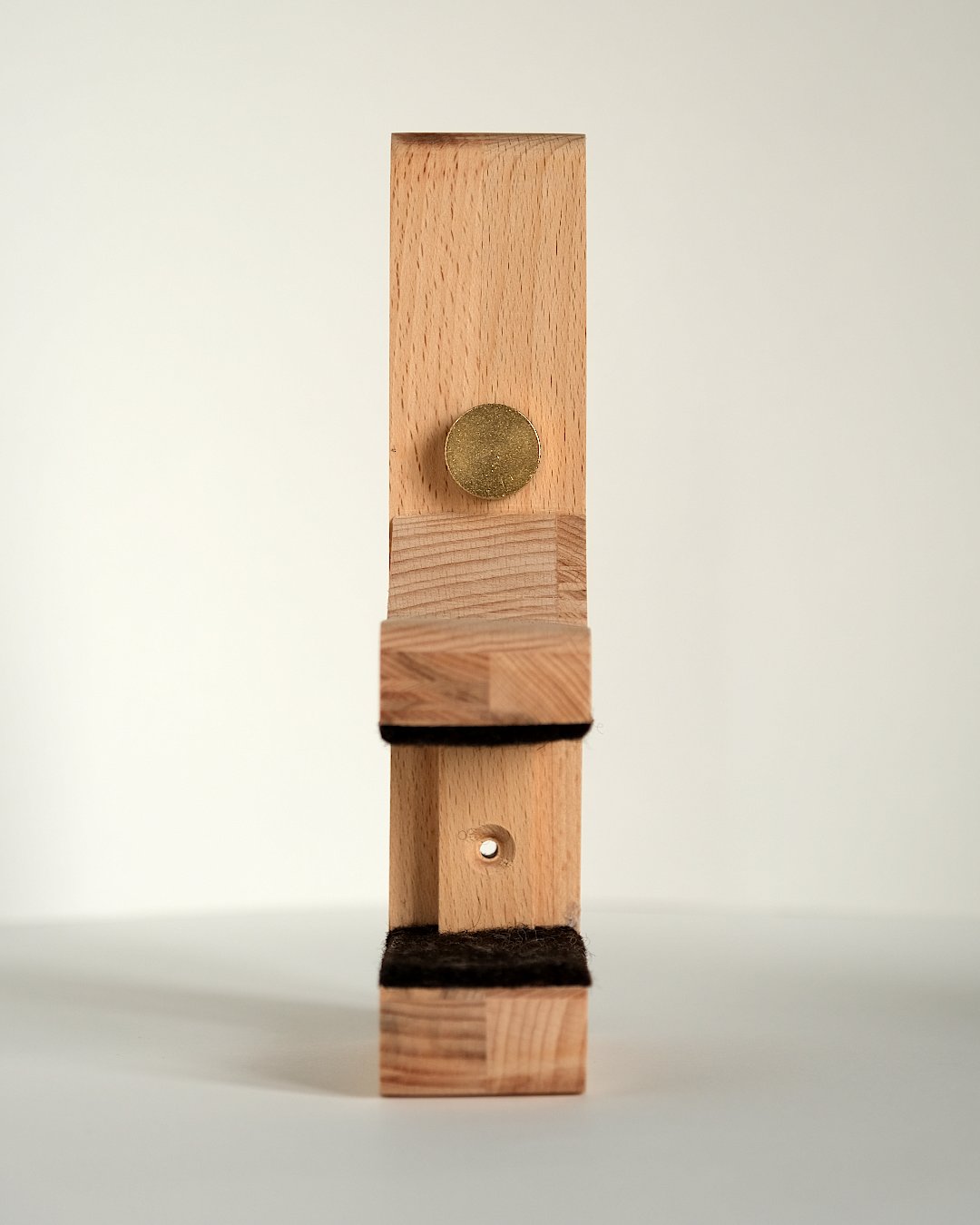 Tambour chamanique accroché au mur grâce au support ToUT.M