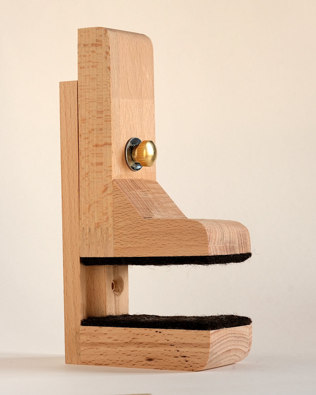Détail assemblage support ToUT.M — hêtre, feutre et laiton