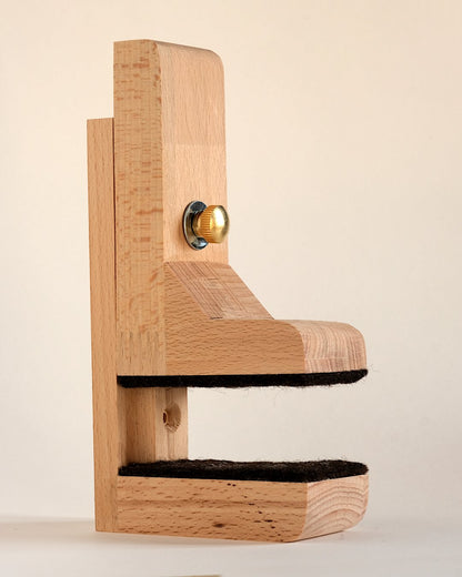 Détail assemblage support ToUT.M — hêtre, feutre et laiton